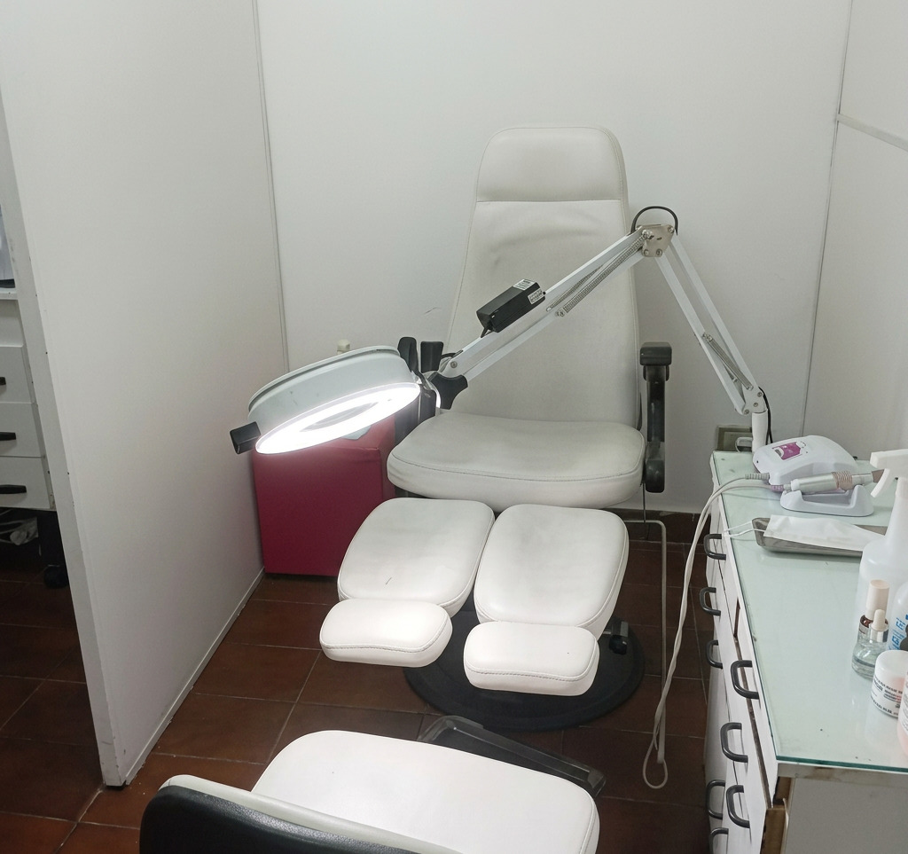 Cadeira de atendimento podológico com lupa e instrumentais