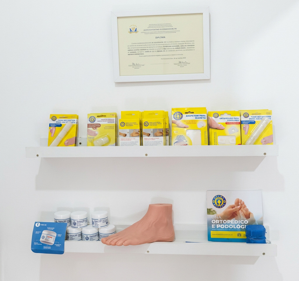 Prateleira com produtos ortopédicos e podológicos